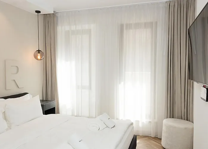 Three Private Near Port Of By Flat Mаnager فارنا