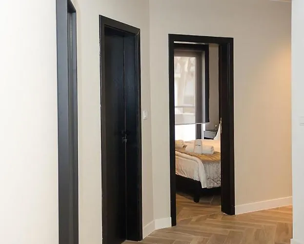 Three Private Near Port Of By Flat Mаnager فارنا